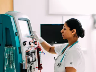 Nurse using the Prismaflex system